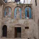 A colpirci immediatamente non � la facciata principale ma la parete posta alla sua sinistra, decorata con tre dipinti inusalmente esterni alla cappella. Tutti sono stati realizzati nel 2002 con un vistoso sfondo azzurro e racchiusi da tre nicchie...